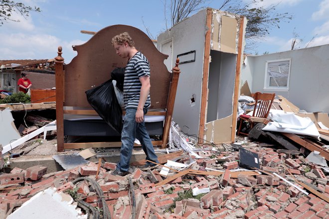 Spencer Haney pobira vredne predmete iz uničene hiše svoje babice. FOTO: Reuters