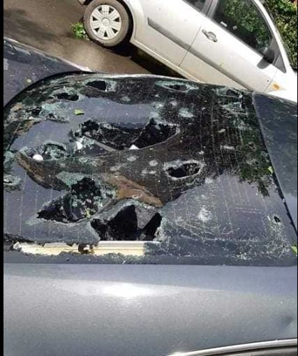 Fotografija: Toča je uničila marsikatero vozilo. FOTO: Facebook, posnetek zaslona