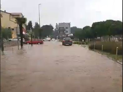 Fotografija: Poplavljena cesta v Medulinu. FOTO: posnetek zaslona