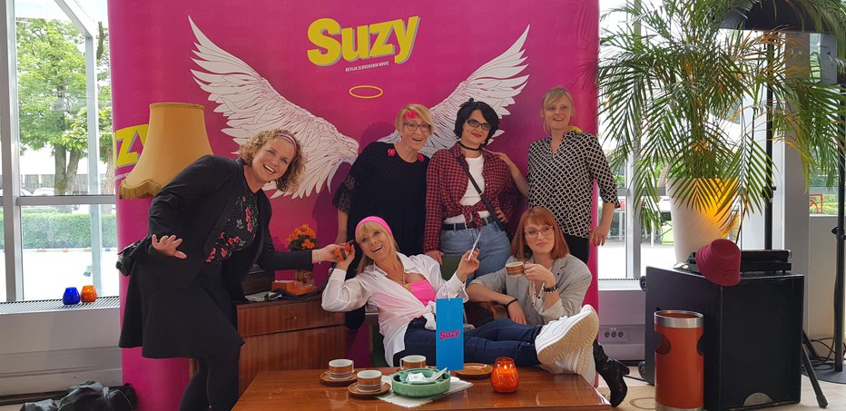 Fotografija: S tematiko zabave, imenovane Suzy nostalgija, sta usklajena tudi prizorišče in oblačilna zapoved. FOTO: A. J.