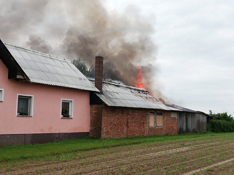 Fotografija: Ogenj je zajel gospodarsko poslopje, ki se drži hiše.