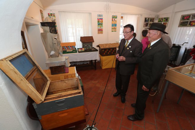 Podpredsednik ČZS Marko Alauf (drugi z desne) in dolgoletni predsednik ČD Dolsko Ivan Mlakar (desno) si ogledujeta razstavo v Galeriji 19. FOTO: Dejan Javornik