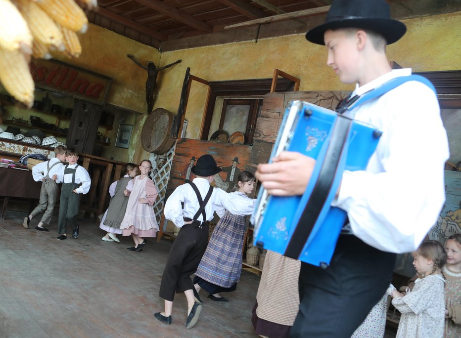 Fotografija: Mladi folkloristi so pokazali nekaj plesov in iger. FOTO: Dejan Javornik