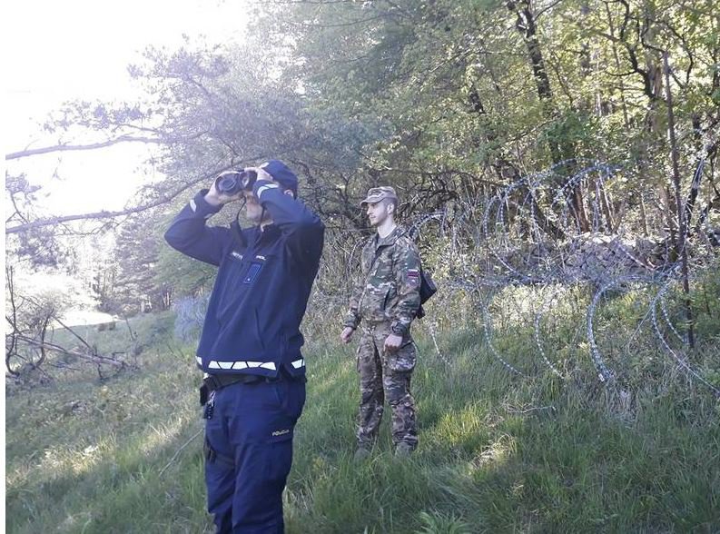 Fotografija: Policist in vojak skupaj pri delu. FOTO: Slovenska vojska