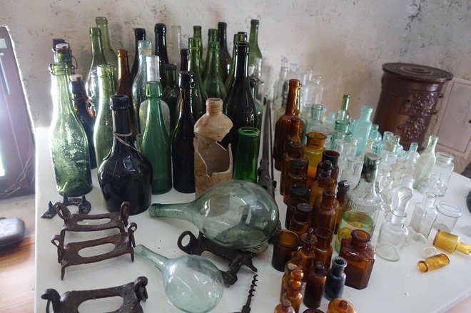 Steklenice, ki so ostale za italijanskimi oficirji. FOTOGRAFIJE: Iztok Ilich