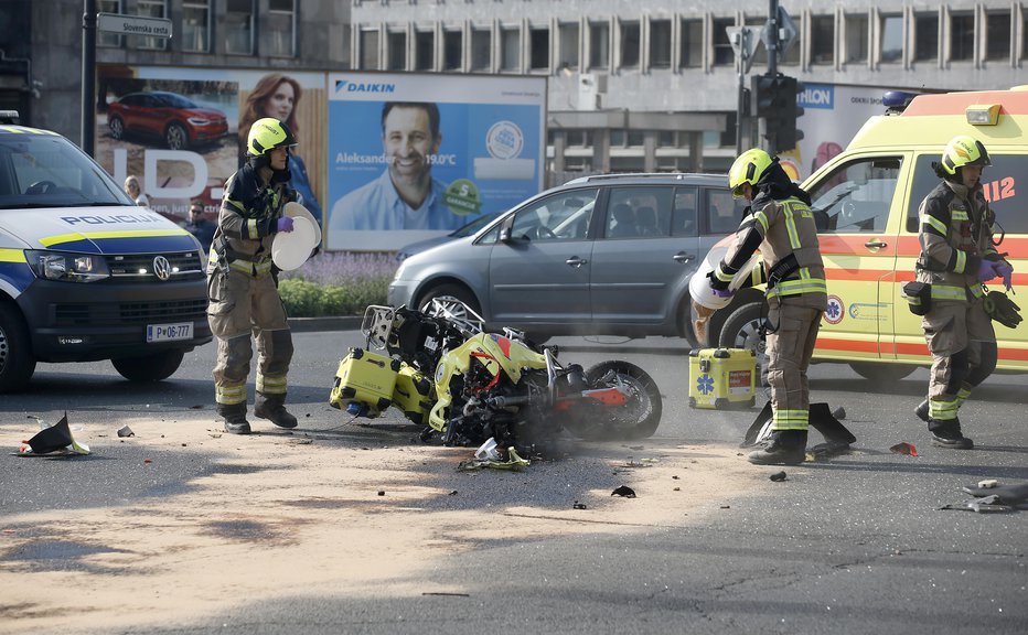 Fotografija: Huda prometna nesreča reševalca na motorju. FOTO: Blaž Samec