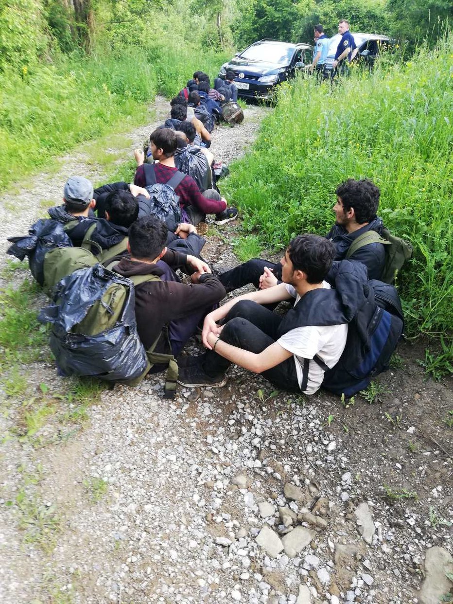 Fotografija: Skupina 15  migrantov. FOTO: PU Koper