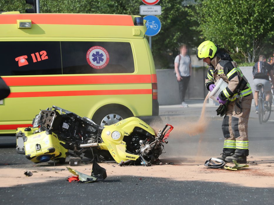 Fotografija: Prometna nesreča sredi Ljubljane. FOTO: Dejan Javornik