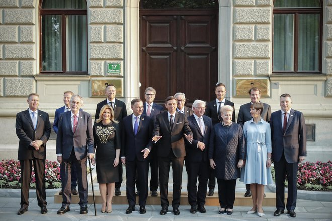 Skupinsko fotografiranje pred predsedniško palačo med vrhom pobude Treh morij. FOTO: Uroš Hočevar, Delo