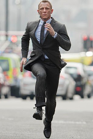 Zaradi poškodbe gležnja se je Daniel Craig komaj vrnil na snemanje.