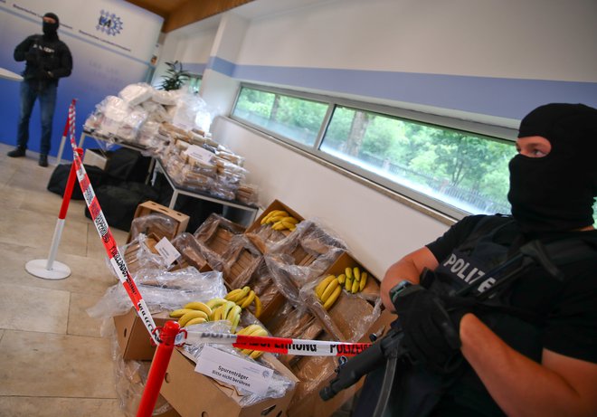 Pripadniki bavarske policije pred zaseženo pošiljko kokaina, vredno več milijonov evrov, ki je bila skrita v tovoru banan.<br />
FOTO: REUTERS
