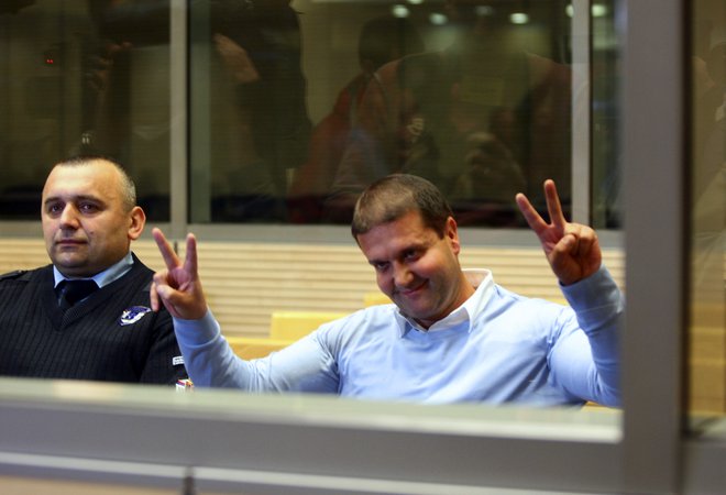 Najbolj znani balkanski narko šef Darko Šarić med sojenjem v Beogradu. FOTO: REUTERS