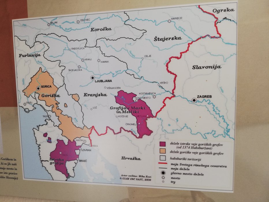 Fotografija: Z rdečo barvo je označena meja Svetega rimskega cesarstva, zemljevid je v Belokranjskem muzeju v Metliki. FOTOgrafiji: VLADIMIR JERMAN