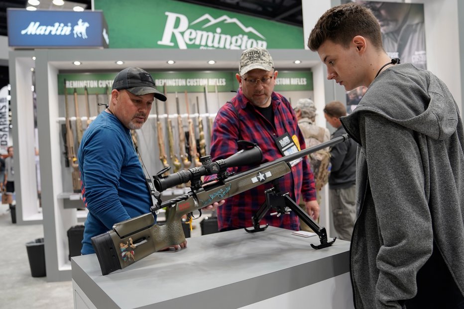 Fotografija: Remingtonova polavtomatska puška na letnem srečanju NRA
FOTOGRAFIJE: REUTERS