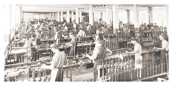 Med obema vojnama je podjetje Remington kupila korporacija DuPont.