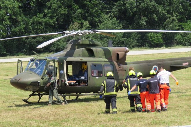 Helikopter Slovenske vojske je dvakrat pristal na hipodromu v Ljutomeru. FOTO: Oste Bakal