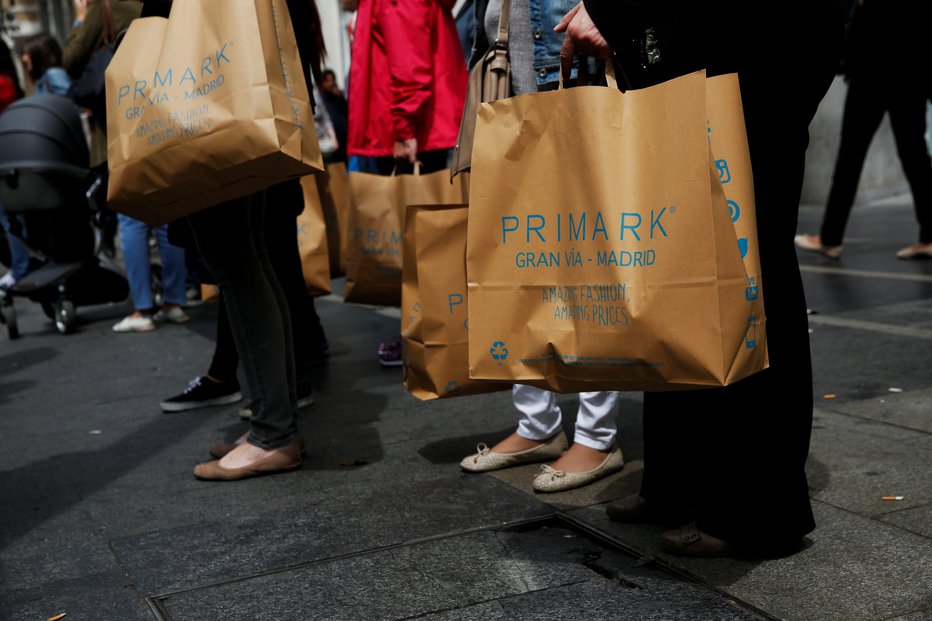 Fotografija: Svoja vrata odpira trgovina z veliko ponudbo oblačil po ugodni ceni. FOTO: Reuters