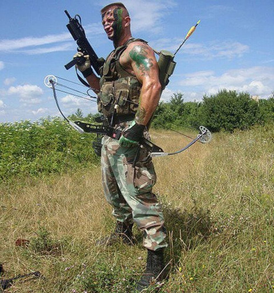 Fotografija: Cazinski Rambo je slovel po razkazovanju orožja.