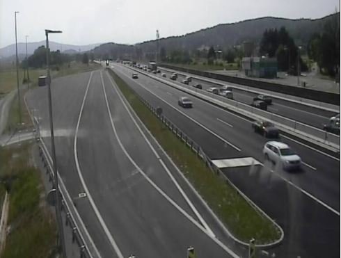 Log pri Brezovici, promet poteka le po odstavnem pasu. FOTO: Darsova cestna kamera