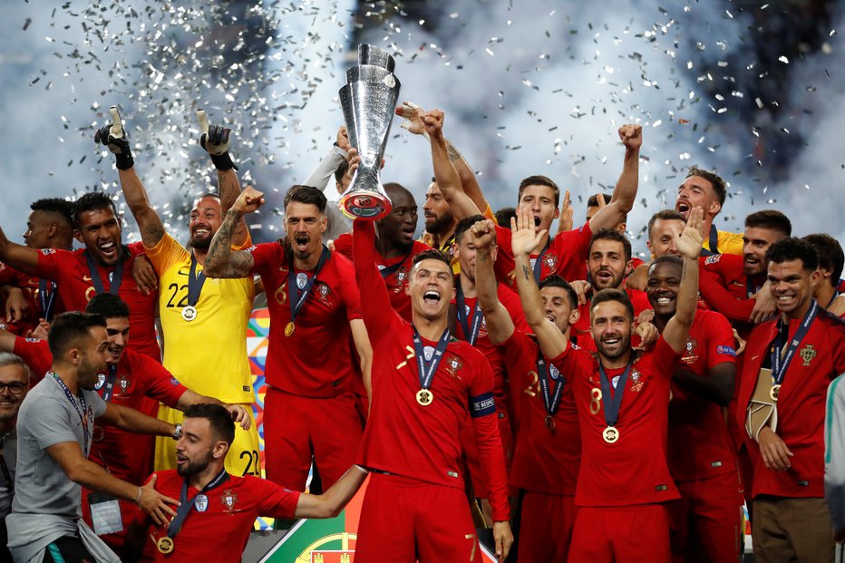 Fotografija: Portugalci so s Cristianom Ronaldom na čelu takole proslavljali končno zmago v ligi narodov. FOTO: Reuters
