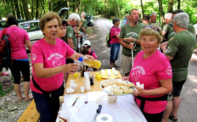 Ob prihodu na Jurčkovo Dobravo so pohodnikom ponudili kruh z zaseko in zeliščne napitke, za kar sta poskrbeli Tatjana Burnik in Milka Vidmar. FOTOGRAFIJE: Janez Kuhar