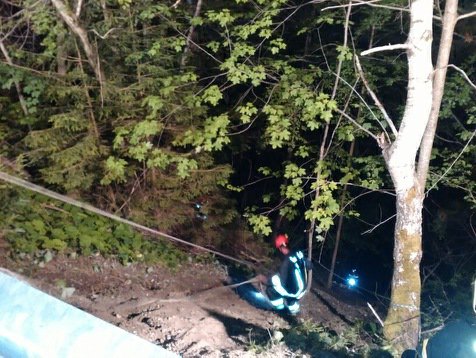 Fotografija: Po 38 metrih drsenja v globel je silovito trčil v drevo. FOTO: PGD Luče