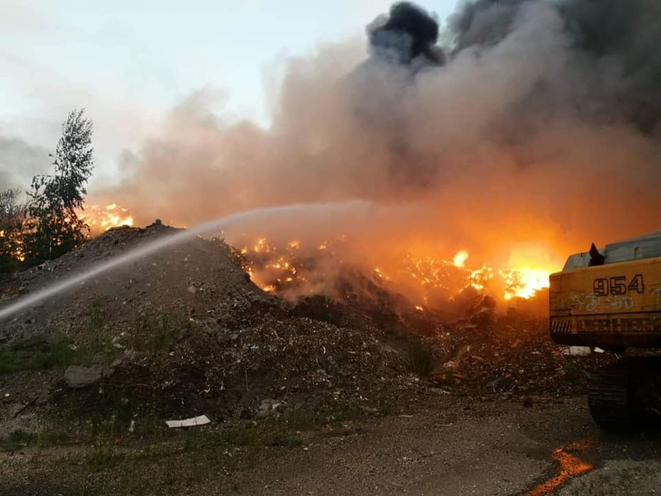 Fotografija: Požar na deponiji gum. FOTO: PGD Bistrica ob Dravi