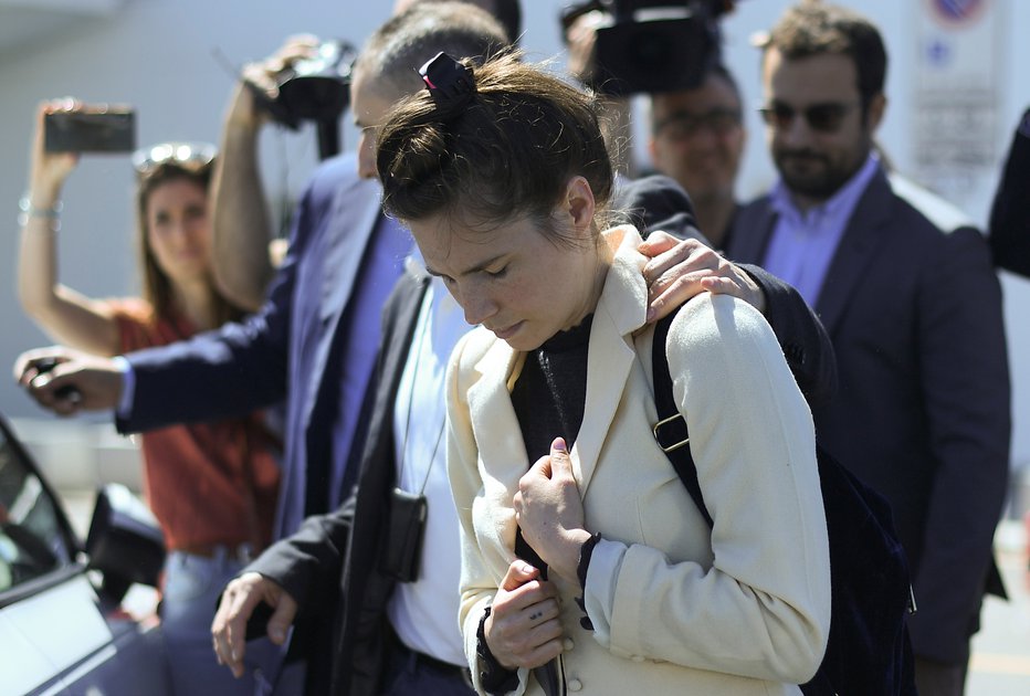 Fotografija: Amanda Knox je na milansko letališče prišla sklonjene glave. FOTOGRAFIJE: Reuters