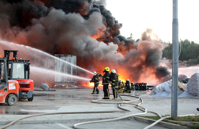Požar v podjetju Fragmat. FOTO: Ljubo Vukelič, Občina Cerknica