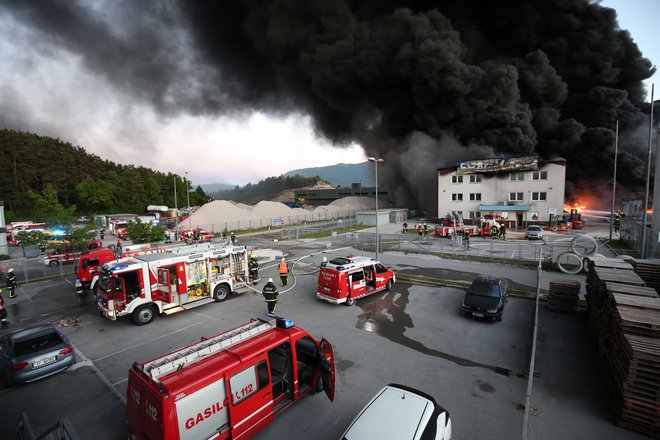 Požar v podjetju Fragmat. FOTO: Ljubo Vukelič, Občina Cerknica