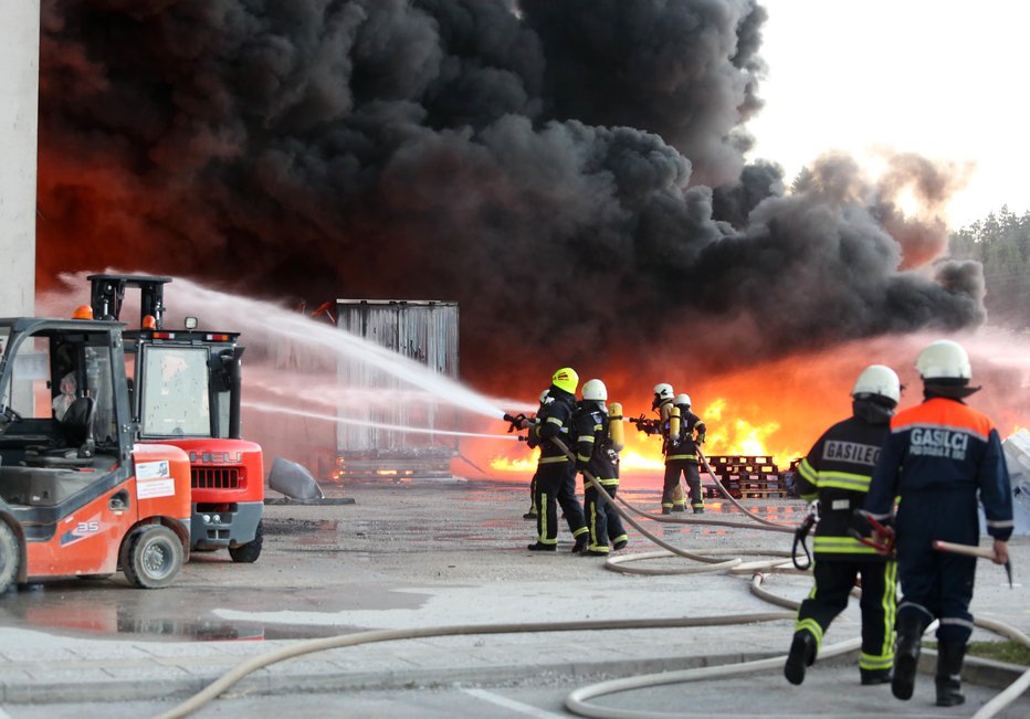 Fotografija: Z ognjem se je borilo več kot 300 gasilcev. FOTO: Ljubo Vukelič/Občina Cerknica
