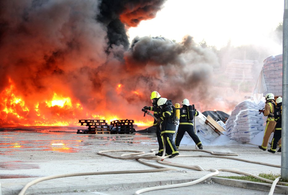 Fotografija: S požarjem se je borilo več kot 200 gasilcev. FOTO: Ljubo Vukelič, Občina Cerknica