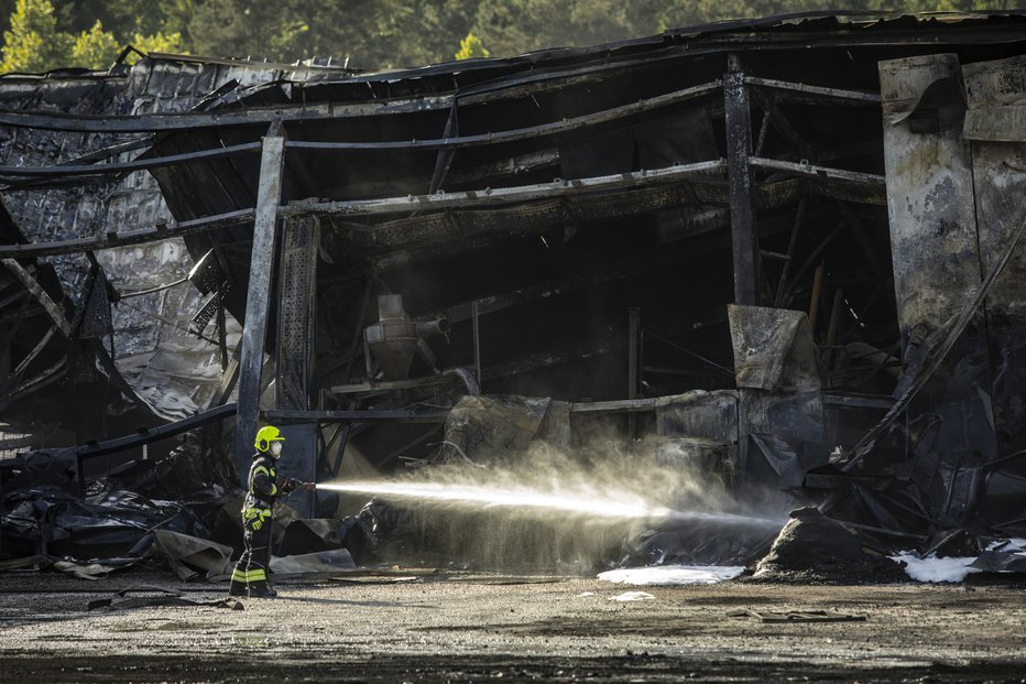 Fotografija: Posledice požara v tovarni Fragmat. FOTO: Voranc Vogel