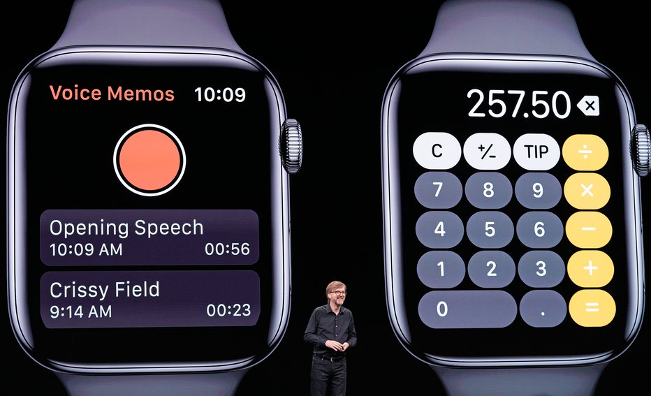 Fotografija: Vodja tehnološkega razvoja Kevin Lynch razlaga o novostih pametne ure Apple watch, ki ima odslej (končno) tudi kalkulator. FOTO: Reuters