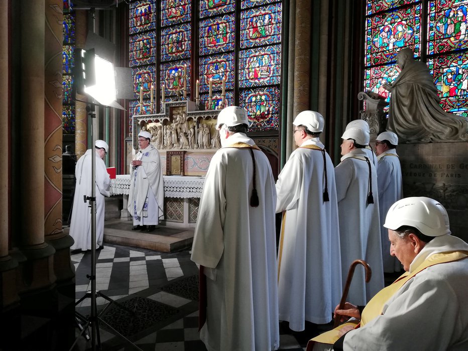 Fotografija: Prvo mašo po dveh mesecih je v gotski katedrali vodil pariški nadškof Michel Aupetit.