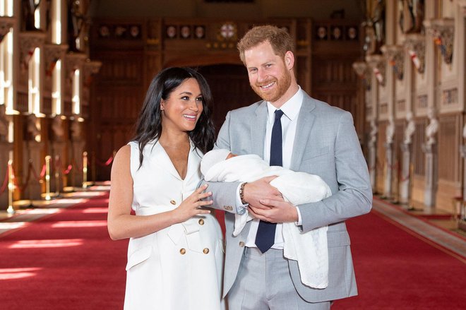 Harry in Meghan sta sina javnosti predstavila dva dni po rojstvu. FOTO: Reuters