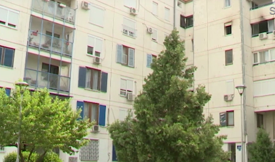 Fotografija: Grozljivka v beograjskem naselju Bežanijska kosa. Policija je namreč dobila prijavo, da je v enem od stanovanj gorelo, žena in hči pa da sta, da bi se rešili, skočili iz stanovanja v četrtem nadstropju. FOTO: Youtube, posnetek zaslona