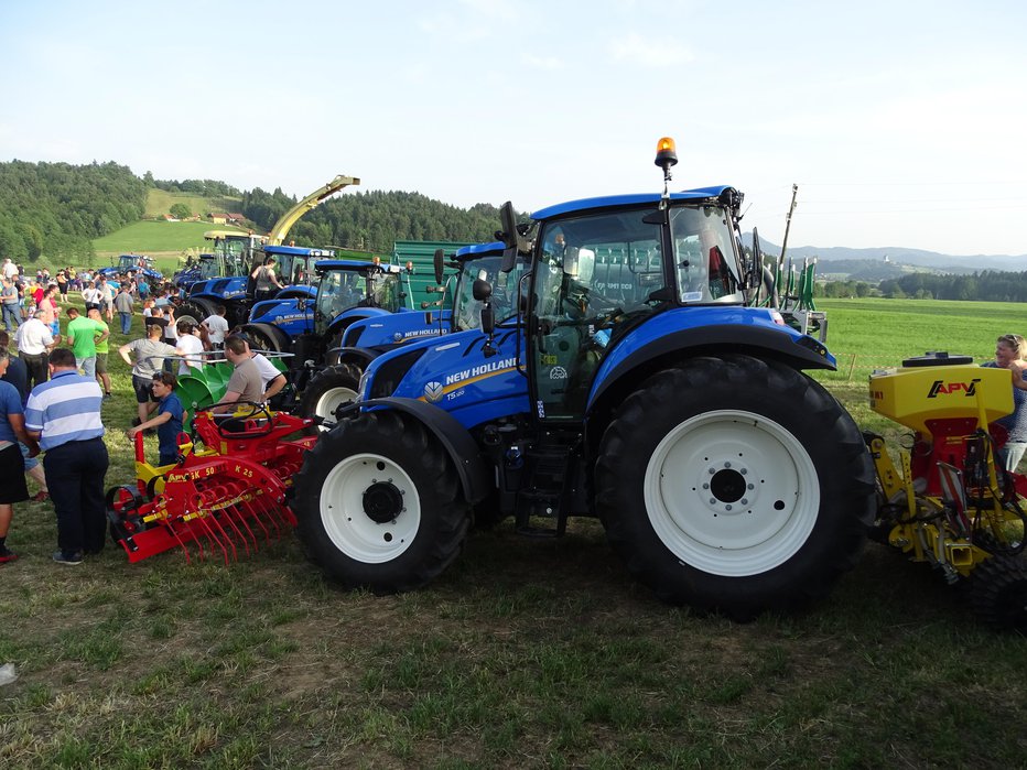 Fotografija: Traktorji new holland so osnova prireditve Nočni demo, ki jo organizira Traktor forum. Fotografije: Tomaž Poje