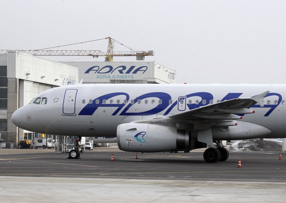 Fotografija: Adria Airways se utaplja v težavah, za junij so odpovedali številne lete. FOTO: Blaž Samec, Delo
