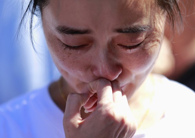 Užaloščeni sorodniki in prijatelji še zdaj ne vedo, kaj se je zgodilo z njihovimi dragimi, ki so bili na letalu. FOTO: Reuters