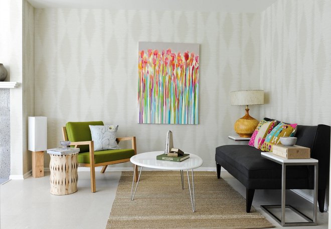 Močne barve, stenske tapete z vzorci in les v tipični retro dnevni sobi.
