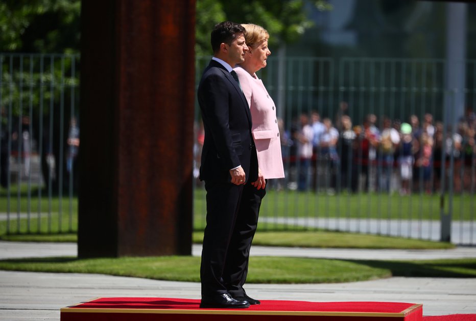 Fotografija: Angela Merkel se je komaj obdržala na nogah. FOTO: Hannibal Hanschke, Reuters