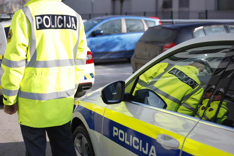 Fotografija: Policija je bila obveščena, da voznik ogroža druge udeležence v prometu. FOTO: Leon Vidic, Delo