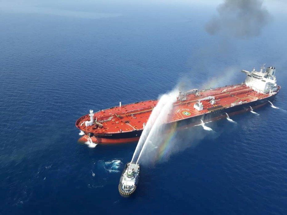 Fotografija: ZDA trdijo, da je Iran z raketami napadel naftni tanker. FOTO: Reuters