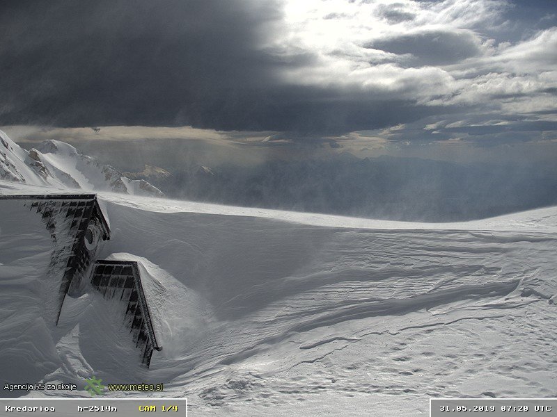 Fotografija: Na Kredarici je bila rekordno debela snežna odeja za maj. FOTO: Arso