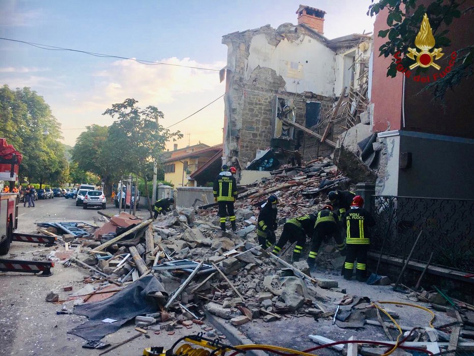 Fotografija: Do eksplozije v hiši v neposredni bližini Kulturnega centra Lojze Bratuš naj bi prišlo zaradi uhajanja plina. FOTO: Vigili Del Fuoco
