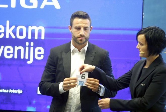 Kapetan slovenske nogometne reprezentance Bojan Jokić je popestril žreb parov za uvodne tekme v 1. in 2. ligi ter pokalnem tekmovanju. FOTO: Roman Šipić