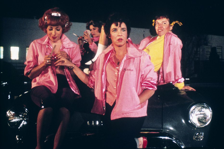 Fotografija: Na dražbo gre tudi roza jakna članic tolpe Pink ladies.