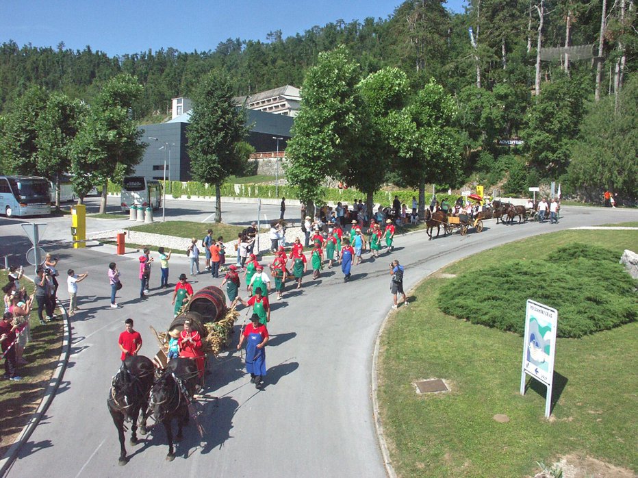 Fotografija: Praznik furmanov poteka v parku Postojnske jame. Foto: Občina Postojna