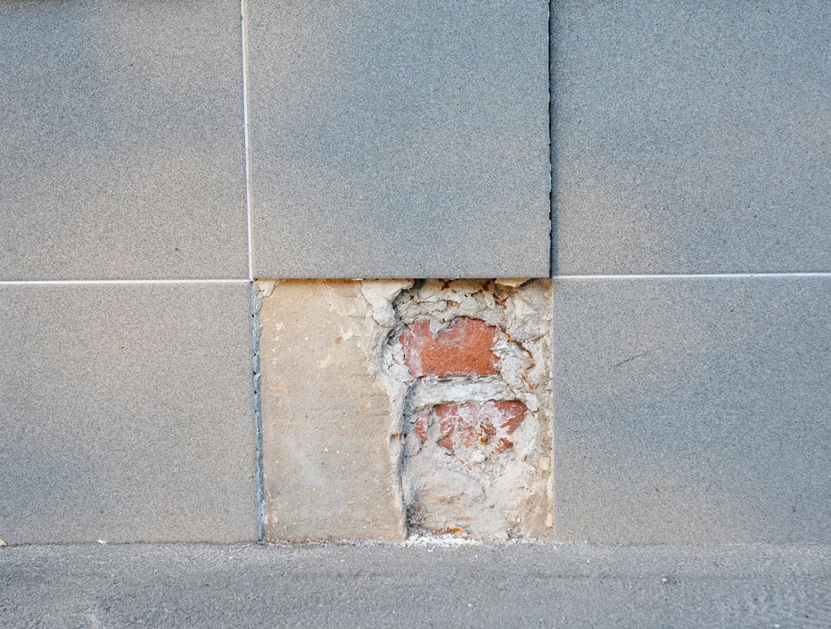 Fotografija: V starih gradnjah pogosto odpada omet, ko odstranimo ploščico. FOTO: Guliver/Getty Images